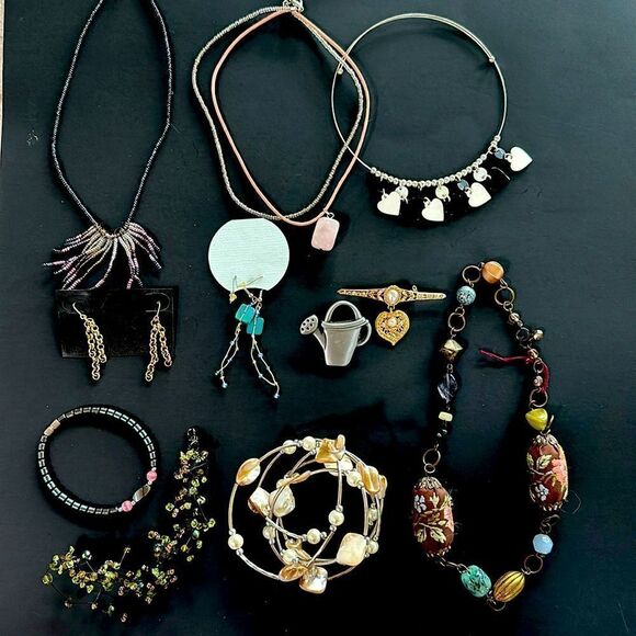 Vintage Jewelry lot 11 pieces- 4 necklaces-2 earrings-2 pins 3 bracelets fab - Picture 1 of 11